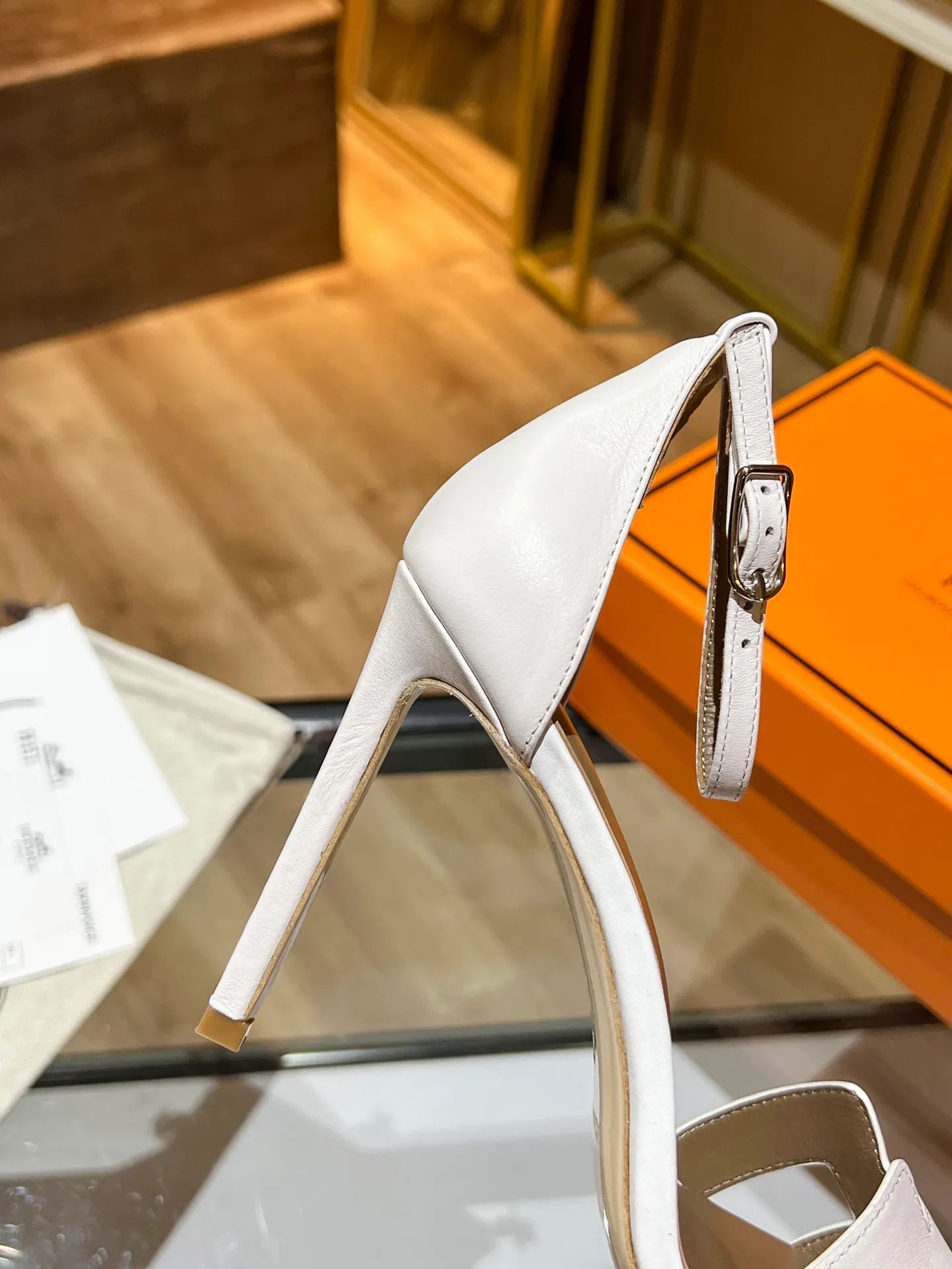 👟👟Ex-factory price 600👟👟 Hermès high-heeled sandals Hermès high-heeled shoes are the simplest, most durable and elegant I have ever seen! ! ! It can hold any style, and the height of 10.5cm is easy to control. Each color has its own unique style. You must buy this one, it is really easy to wear and look good! size: 35-40 (34.40.41 customization is non-returnable and non-exchangeable)